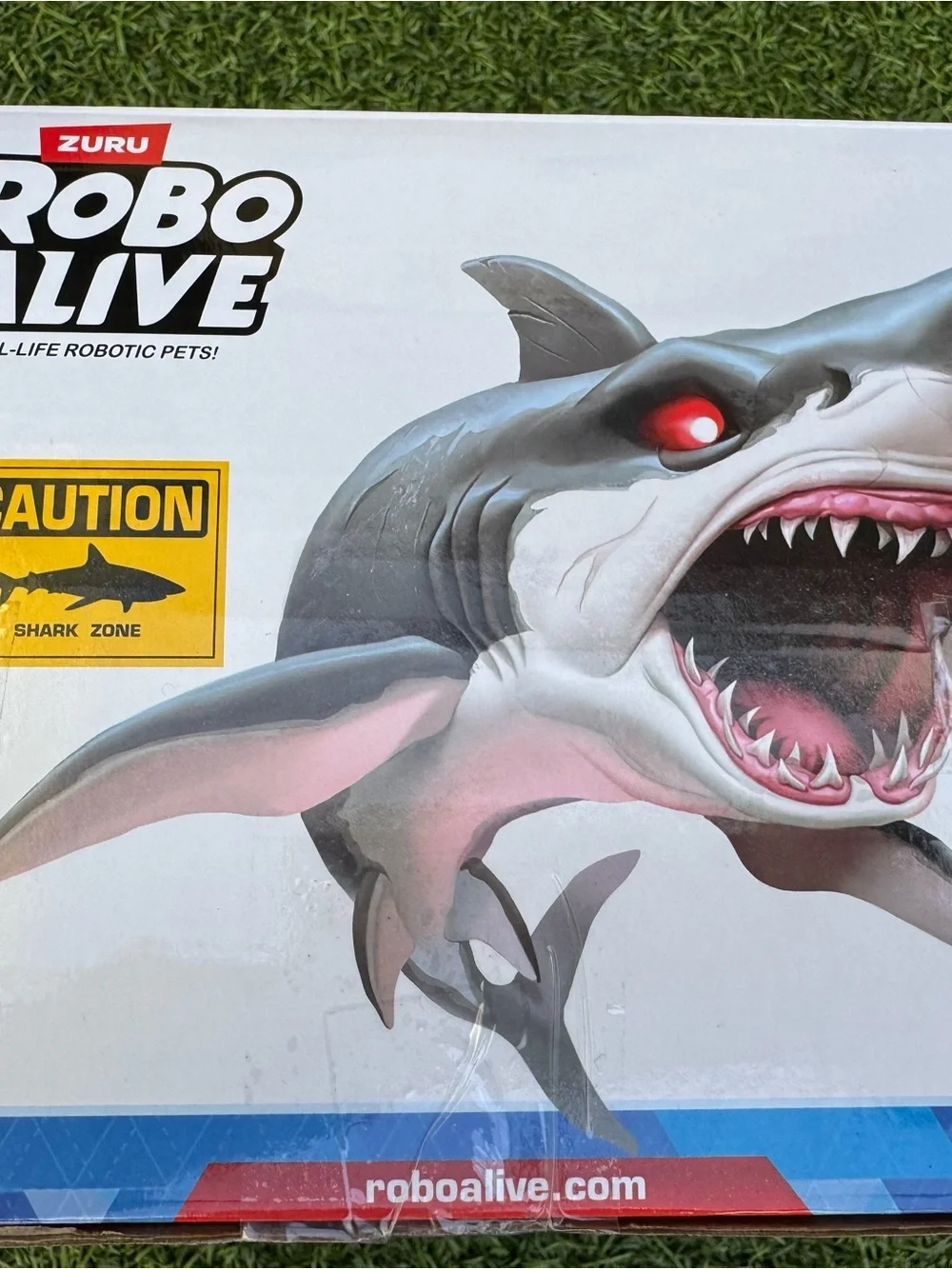 Robo Alive Great White Shark Series 1 by Zuru, Battery-Powered Robotic Light up